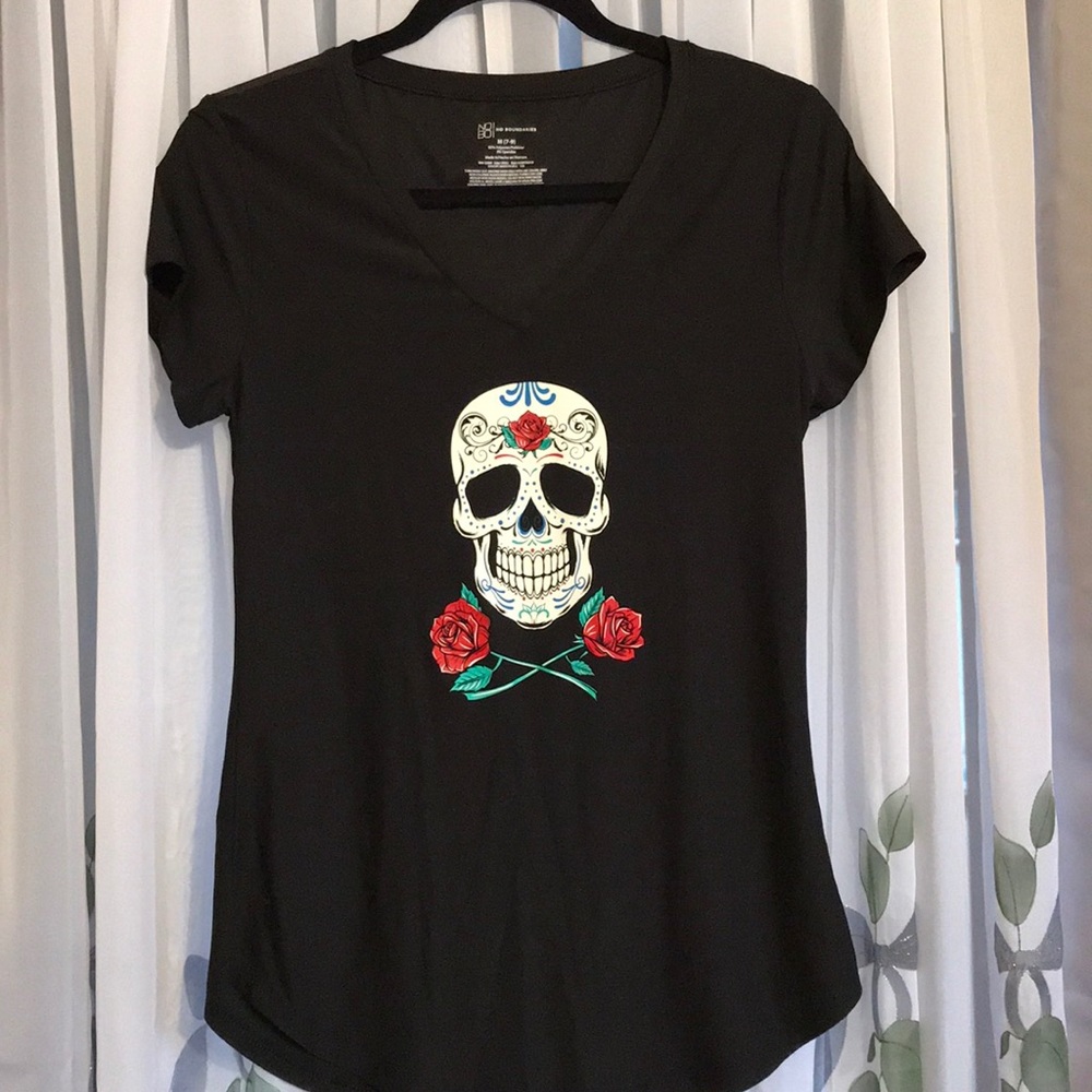 SALE! Brand New!! 💀Skull & Roses 🌹 T-shirt.